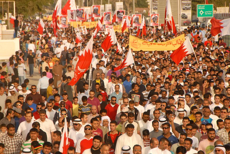 قوات الأمن البحرينية تقمع المسيرات السلمية وتحتشد قرب دوار اللؤلؤة

